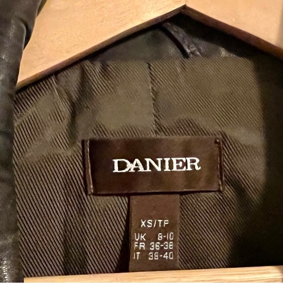 Danier Ladies Brown Leather Jacket - Picture 4 of 4